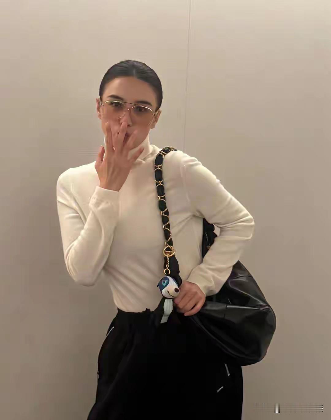 宋佳怎么越来越喜欢复古风！以前挺喜欢她的样子，现在没有感觉了，总是觉得她现在的