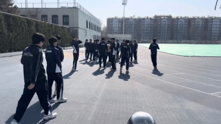 王楚钦新年第一跑，万米跑，牛牛陪着。小牛发视频，看到他们都在跑步，还有教练在