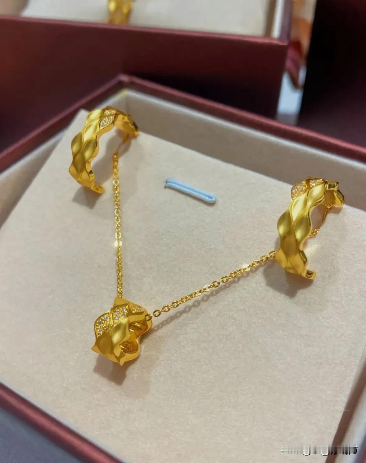 发现我弟媳妇真是歪打正着，前几年结婚的时候买了小10万的黄金饰品，结婚之后出于个