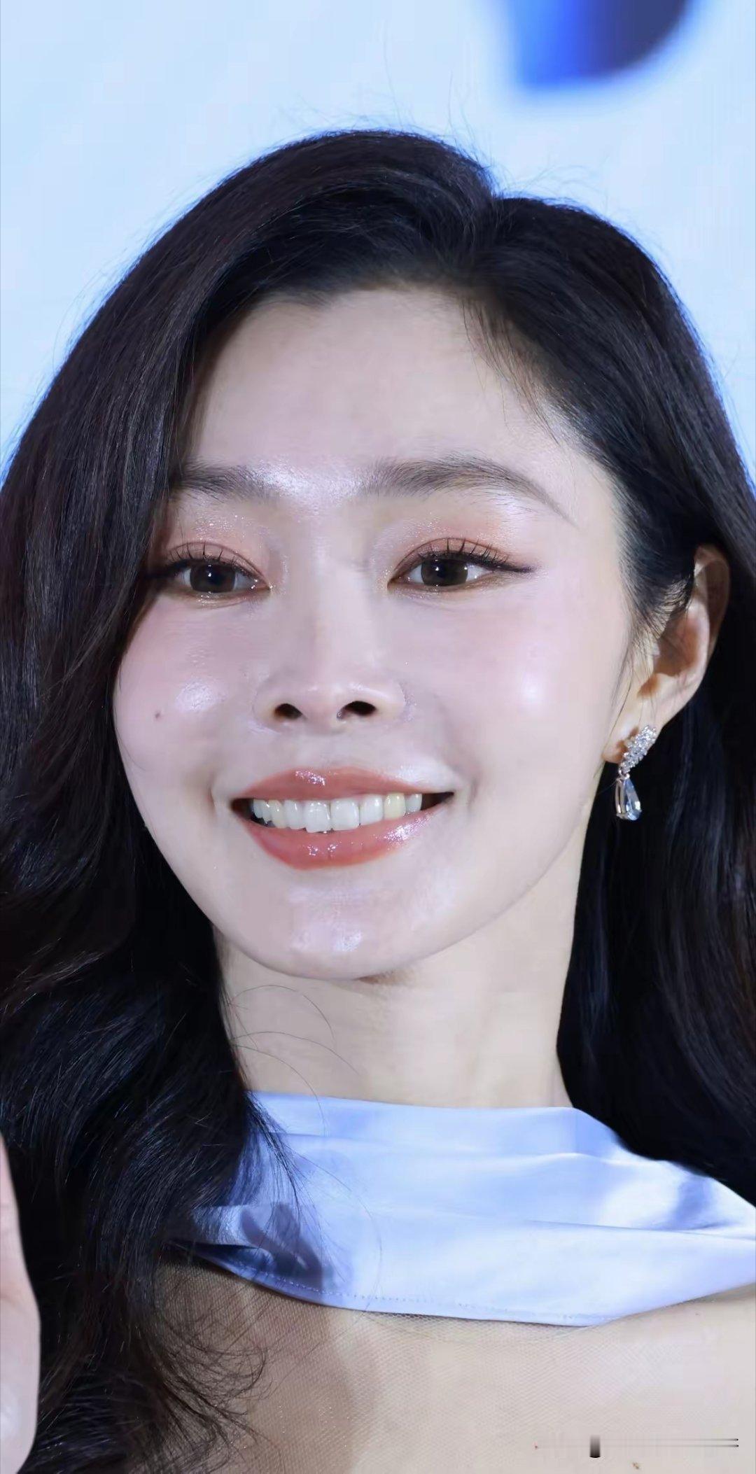 白敬亭、宋轶这对旧人在情人节前一天暗搓搓的官宣了吗？起因是宋轶微博换了情侣在餐厅