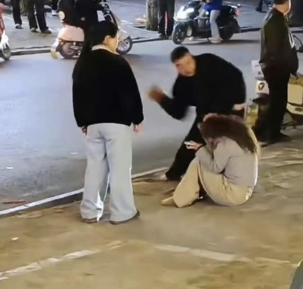 河南平顶山，一对夫妻对未成年人暴打，简直太不像话了，视频看得揪心，让我想起了唐山