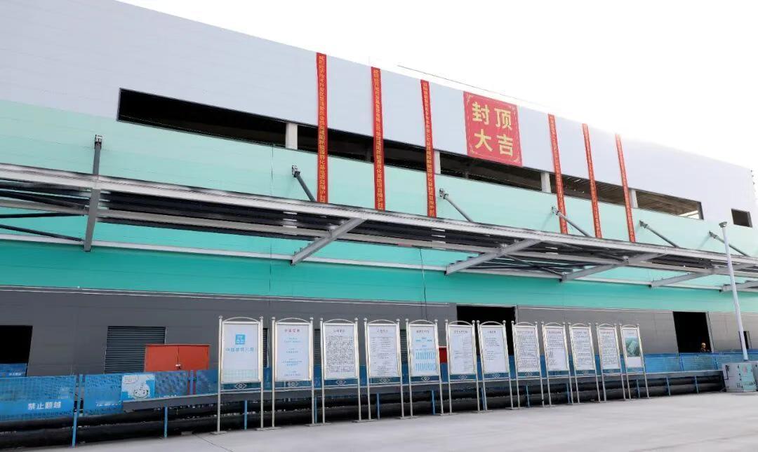 日前，咸阳经开区新能源可再生技术孵化基地项目主体结构顺利封顶，标志着这一承载着绿