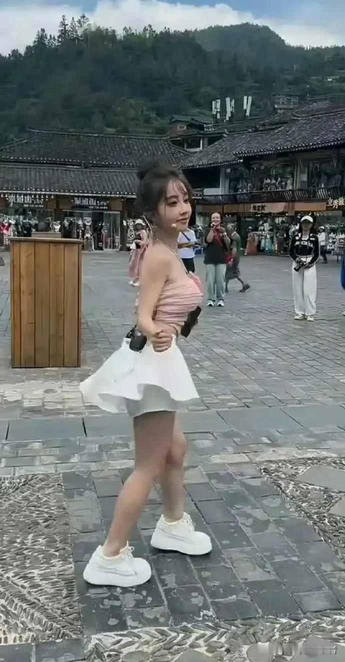 冯提莫真的不如刘宇宁命好，同一时期的网络大主播，一起进军娱乐圈，结果不被看好的刘