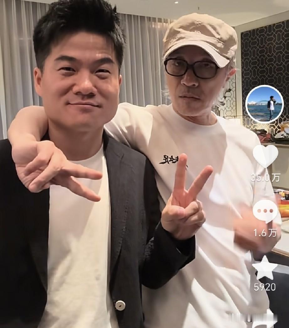 周星驰与董宇辉直播，聊了两个小时，为何不抱董宇辉？合影、并肩进场、握手，就是等不