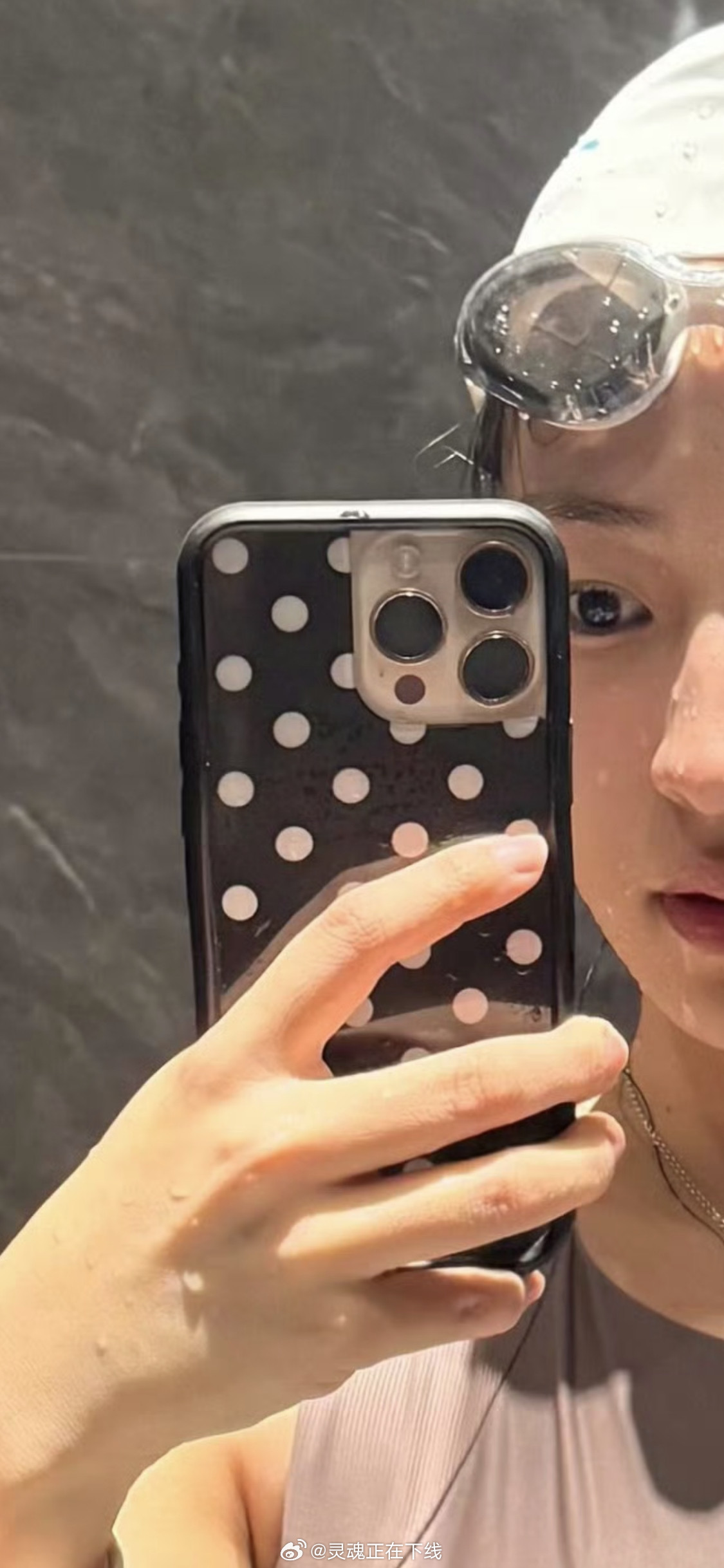 富人新标识：iPhone戴wf手机壳。​​​