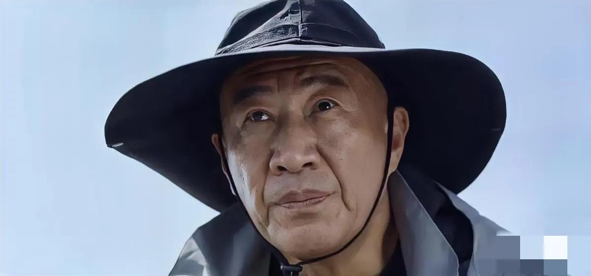追剧《绝密较量》，全剧最谜的剧情出现了，杨光神神秘秘的打电话，说，我们见一面