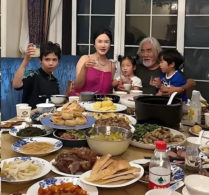 张纪中和美娇妻杜星霖摆了满桌美食佳肴，这是在过节？还是每天都做这么多佳肴美食呢？