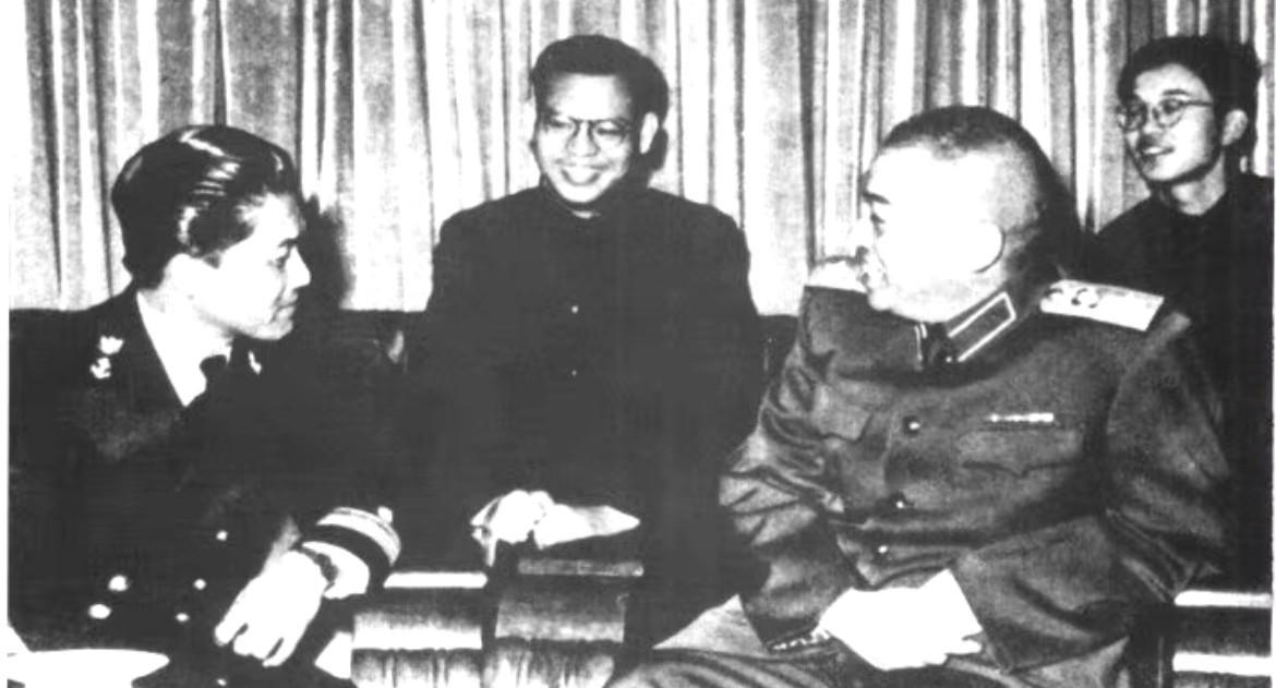 1956年2月，国防部长的彭德怀元帅，在北京设宴欢迎印度尼西亚海军少将苏比雅克托