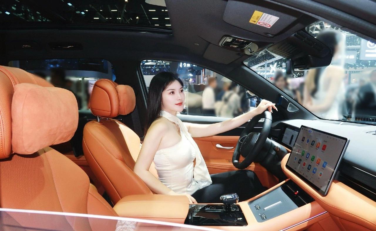 我一同事开了十年帕萨特，上个月换了M7。昨天他跟我说，现在下车库忘了锁车，手机能