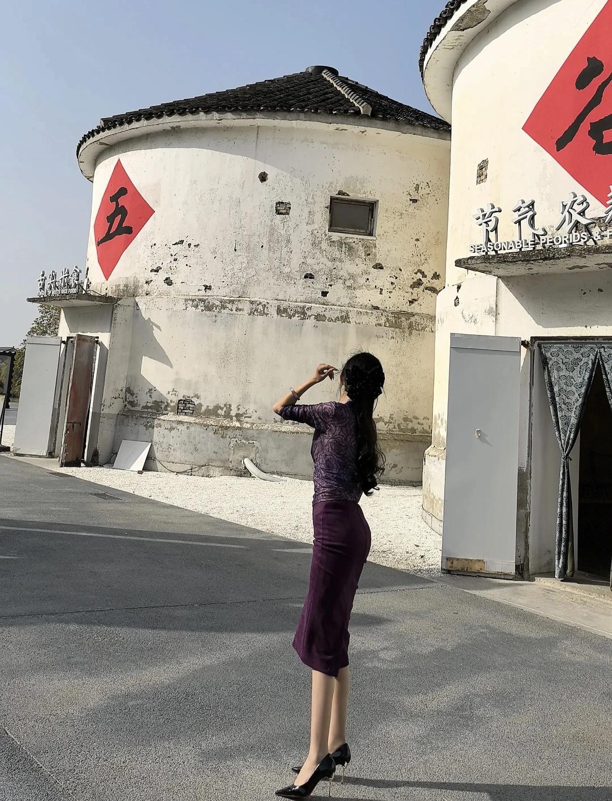 红衣映水影，轻步踏波行。绿裙溪景照红衣古韵