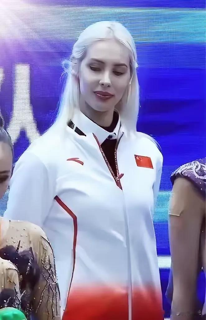 闭幕式上，中国代表团入场，镜头扫过队伍，突然在一个金发碧眼的女人脸上停了整整6秒