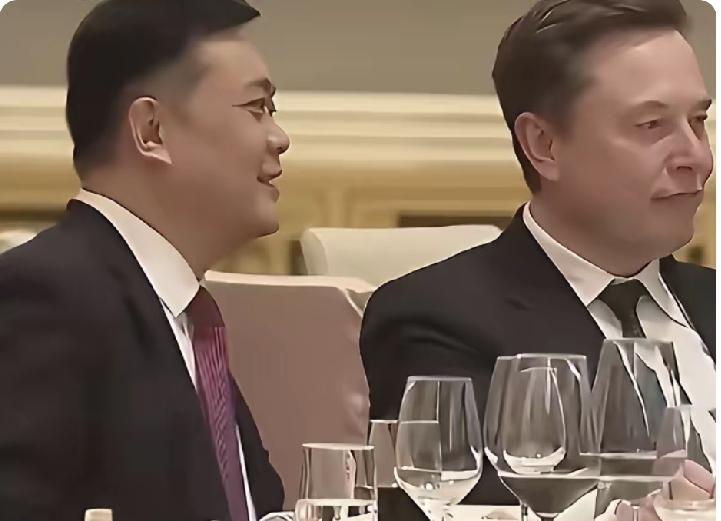 坐在马斯克身边的这位男士，看起来和善又沉稳，给人的感觉很舒服。原来他是知名企业
