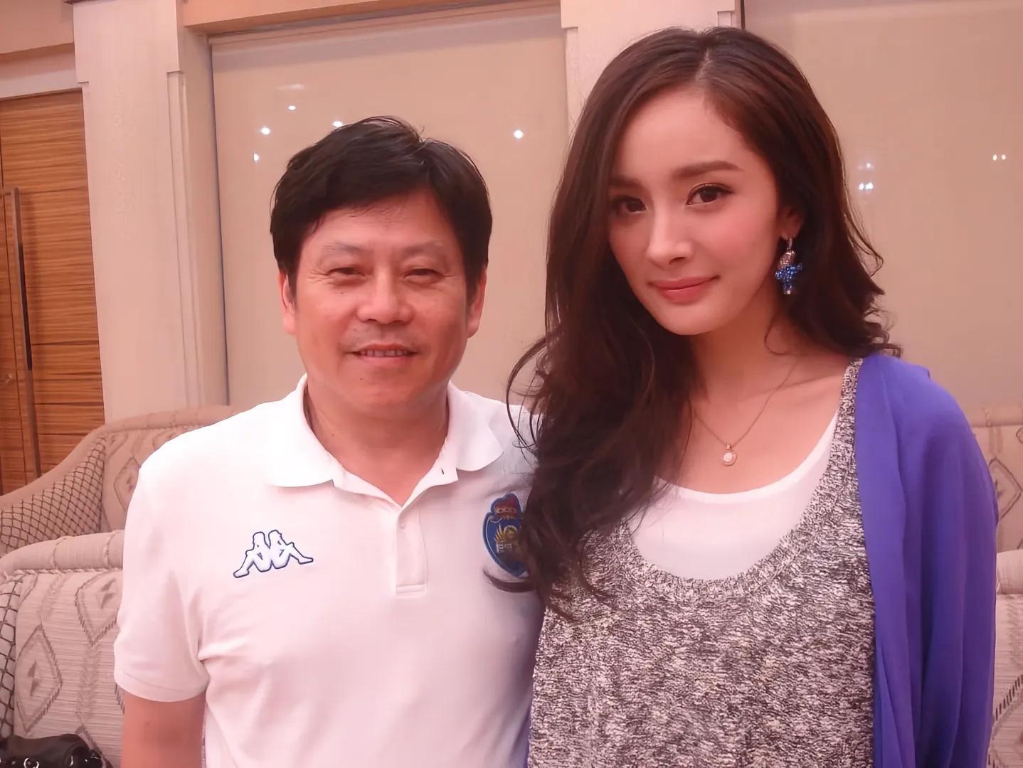 杨幂ym杨幂冯娷ym杨幂冯湮儿ym杨幂夏风慵懒，卷起你裙摆染上青草与阳光