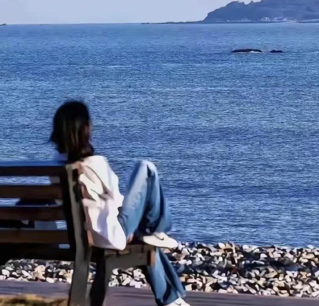 眼睁睁看着同事把她最好的“闺蜜”卖了，就为了一点绩效。那个被卖的姑娘，还傻乎乎