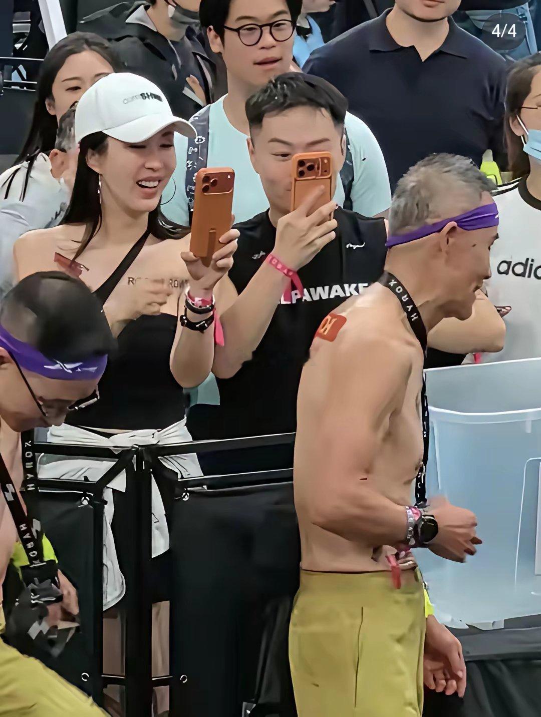 看到小娇妻这么开心，老头子就是累死也心甘情愿了！​​​