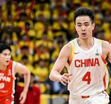 中国男篮前任队长赵继伟透露自己在国家队时会有一个没有主教练的群。在亚洲杯小组赛中