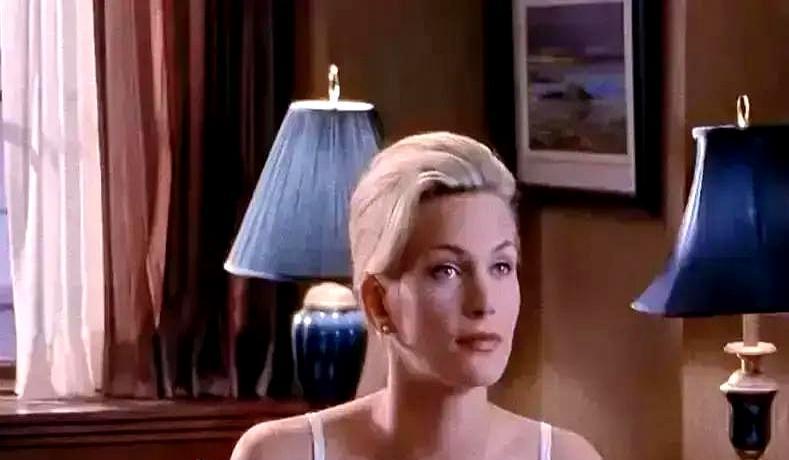 她被骗脱掉内裤，私处特写却被导演剪进电影，这事你敢信吗？莎朗·斯通直到电影上映