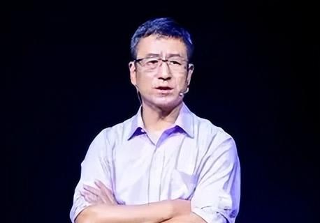 郑州大学演讲现场，女大学生突然把话筒递向白岩松，直问：“白老师，您怎么看‘拼爹’