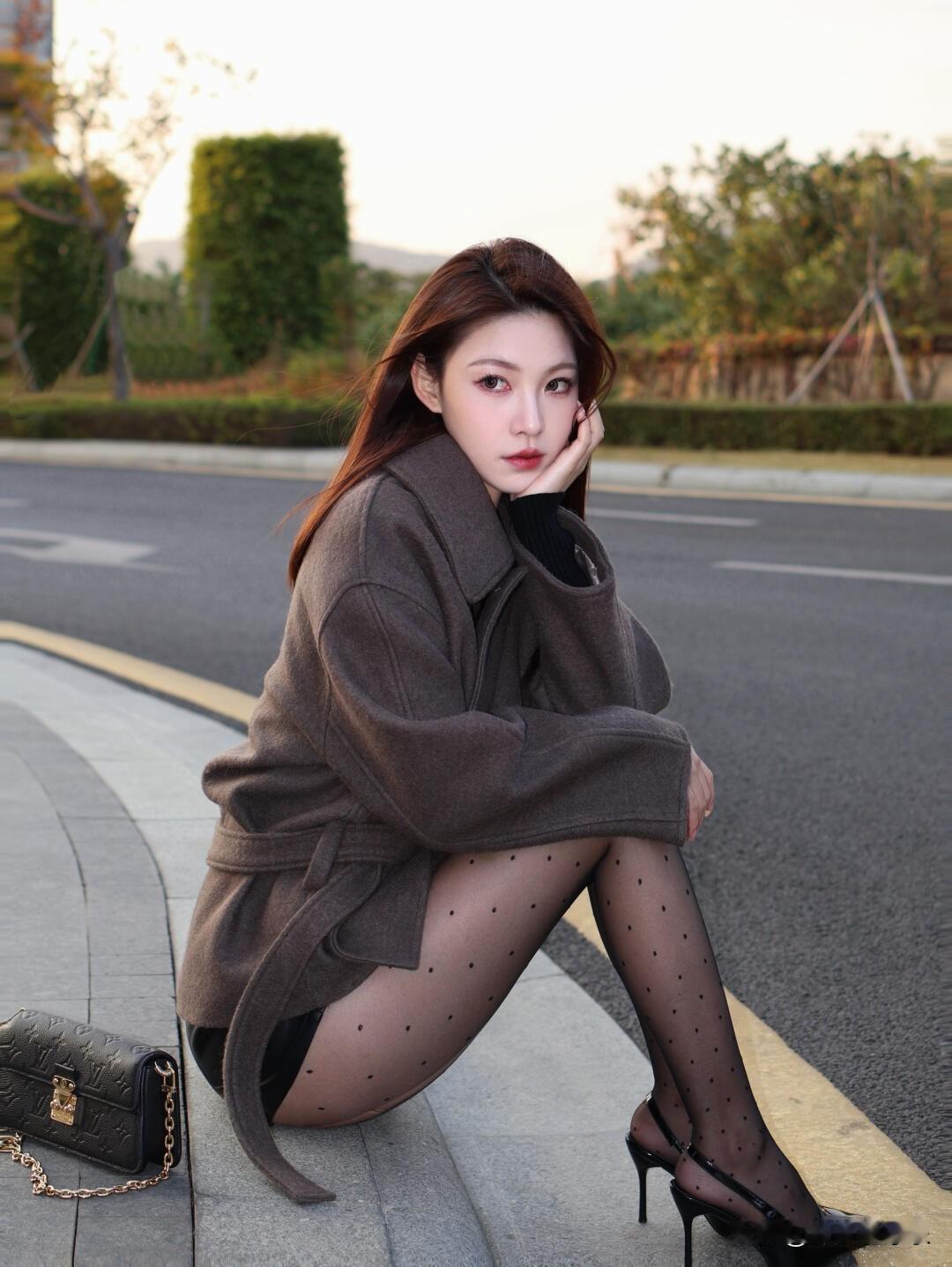 都市街拍，时尚穿搭，优雅气质，黑丝袜与高跟鞋的完美搭配穿搭你们有哪些时尚搭配值