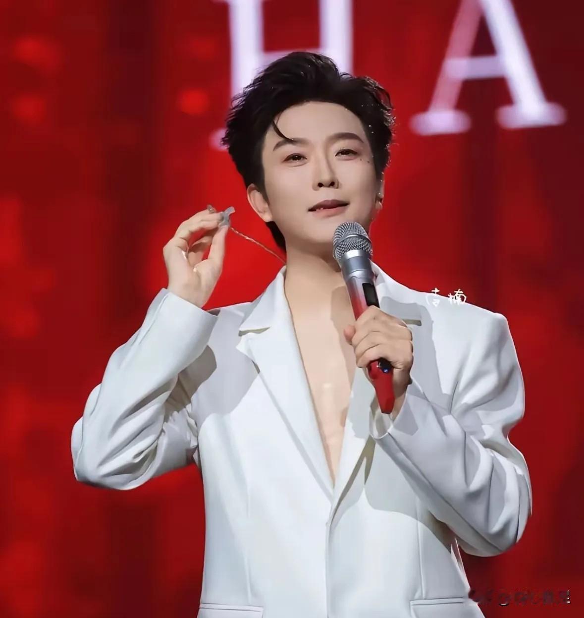 查了一下《万疆》的版权归属，词是李姝写的，曲是刘颜嘉作的，李玉刚是原唱。很多人第
