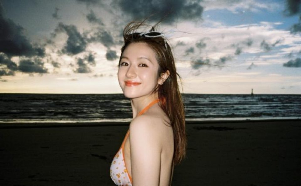 李兰迪海边大片来了，喝西瓜汁的兰迪带泳镜的兰迪各种各样的兰迪妹妹好美[捂眼睛][捂眼睛]