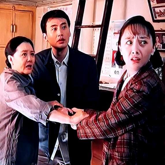 考验人性的往往不是贫穷，而是血亲的贪婪。娘家饭桌上，亲哥为凑钱进运输队，盯