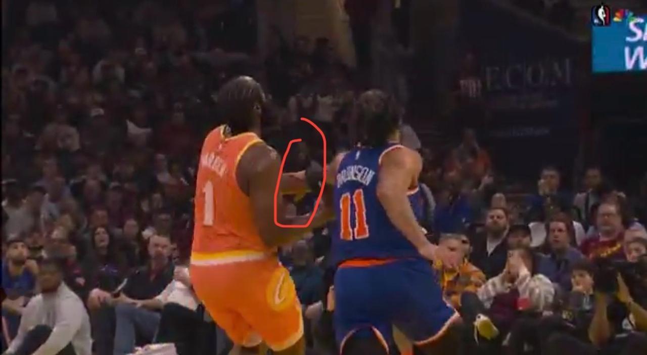 哈登0罚球可以接受，但这个吹罚真的太离谱了！哈登持球快攻，准备上篮时，布伦森从