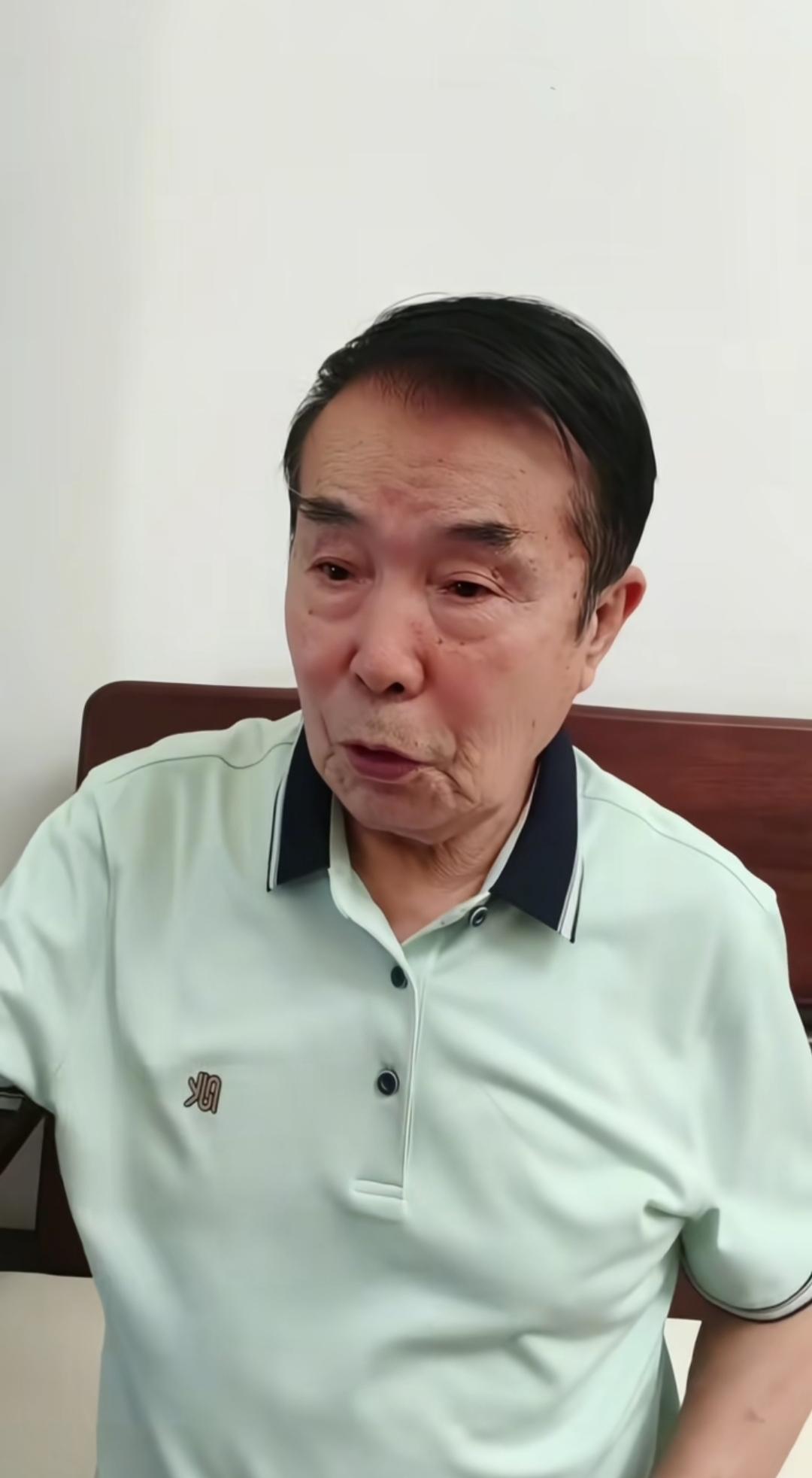 何庆魁以前是给赵本山写小品的编剧，当年挺风光的，但最近他在直播间里自己夸自己，说