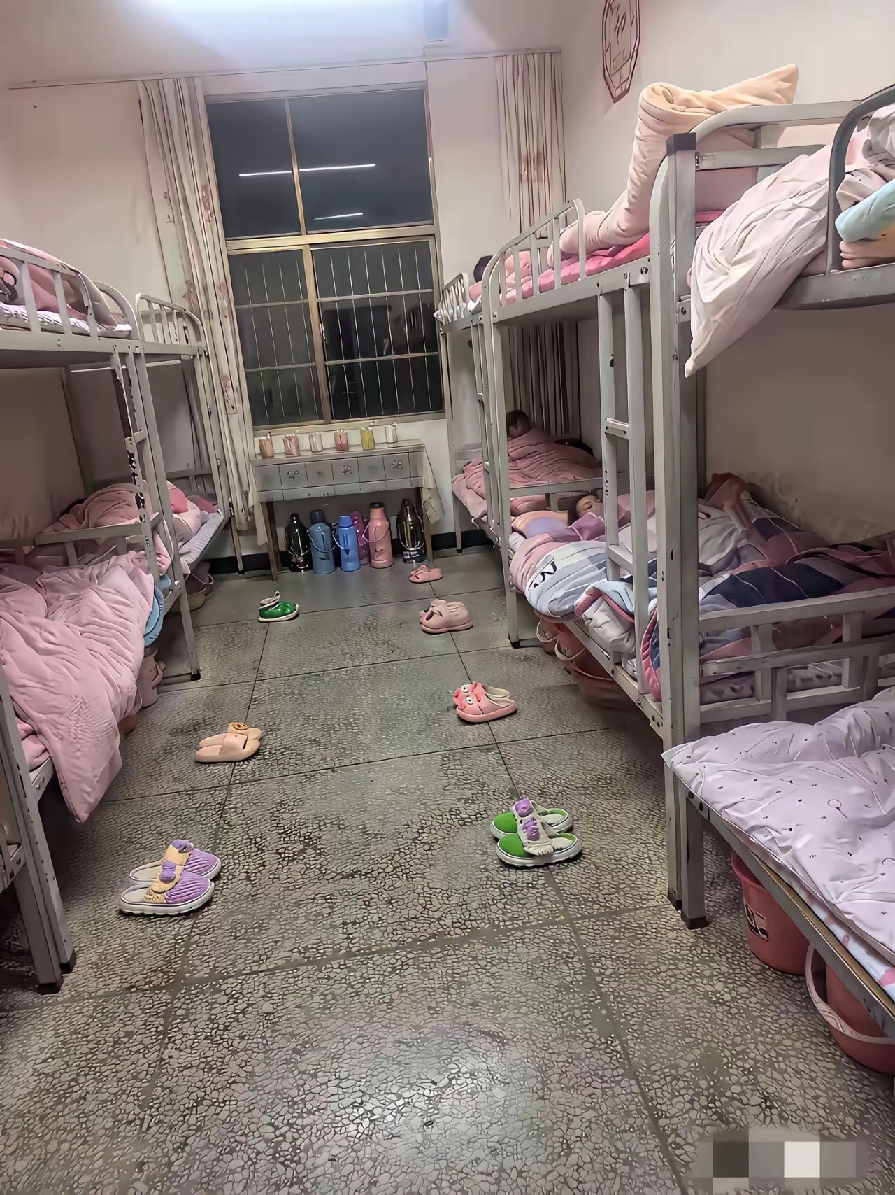 小小年纪就住校，看到就心疼孩子！