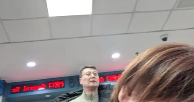 任程伟夫妇卖房过户被偶遇！56岁白发显老，妻子半白头优雅如初