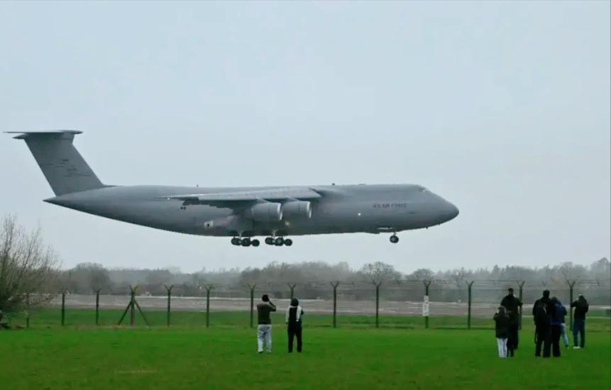 美军在韩国的军事基地突然闹大动静了！平时难得一见的巨型运输机扎堆起降，前脚飞抵后