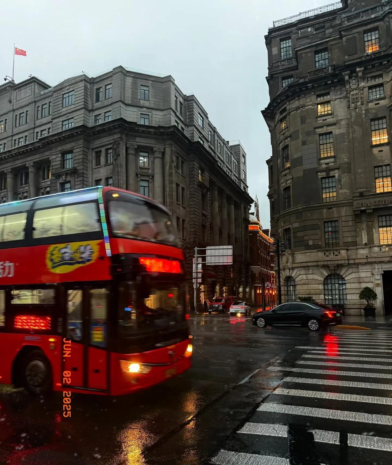 雨，暴雨。上海上海的暴雨是打开通往伦敦大门的钥匙