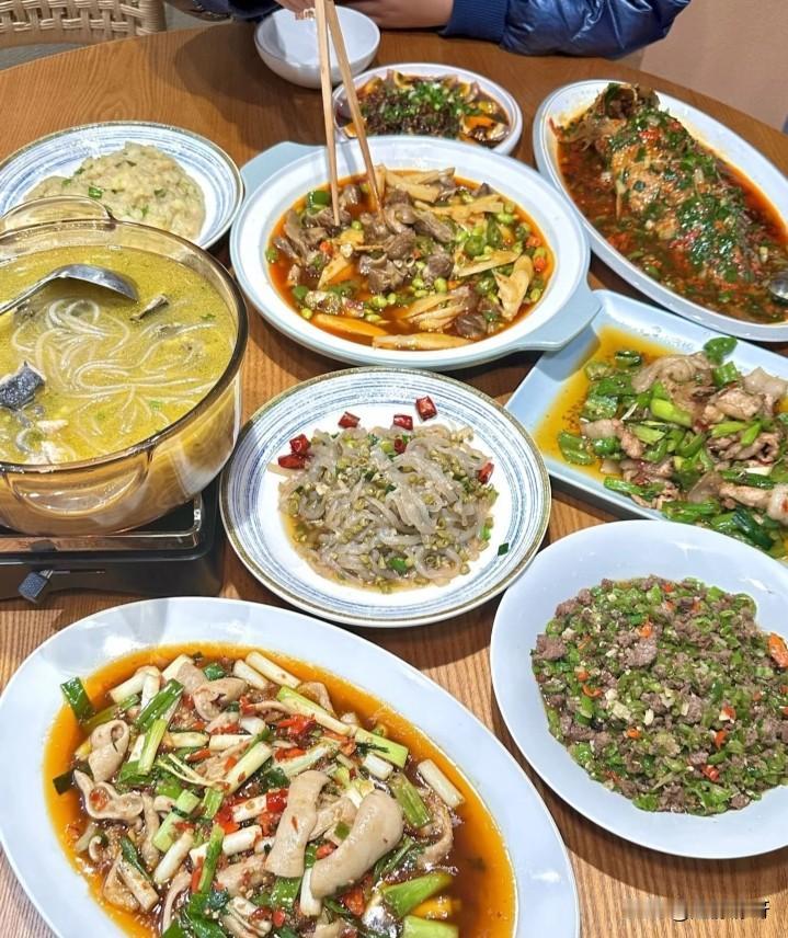 如果让你选一桌吃，你会选哪一桌？