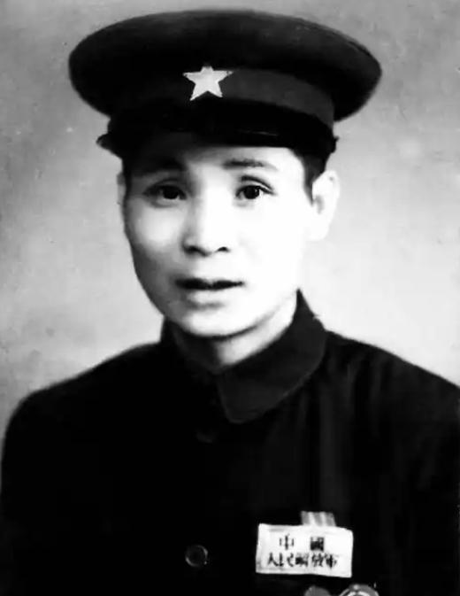 1950年，上将王宏坤推开战友那扇吱呀作响的家门，见副军长穷到孩子光着身子缩在墙