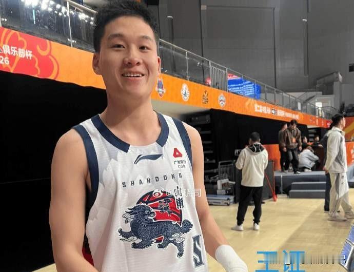 今晚山东最大的亮点就是小将王证，今晚王证首次进入大名单，替补出场，攻防两端做的都