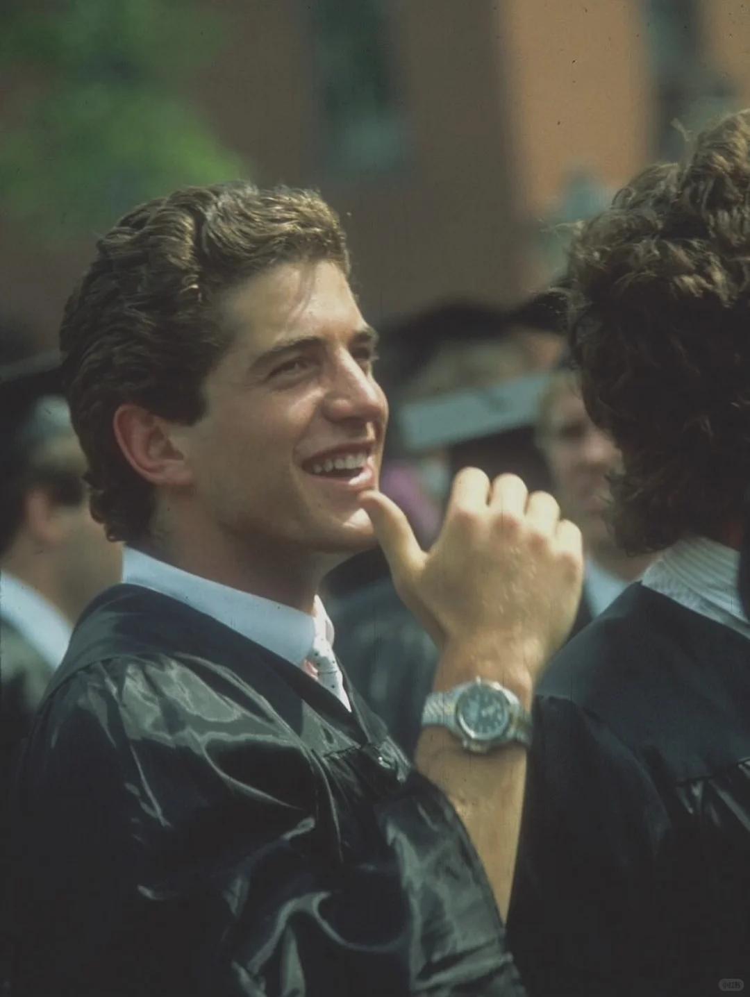 1983年，小肯尼迪从布朗大学艺术史专业毕业，长在了人类审美天花板上！难怪喊