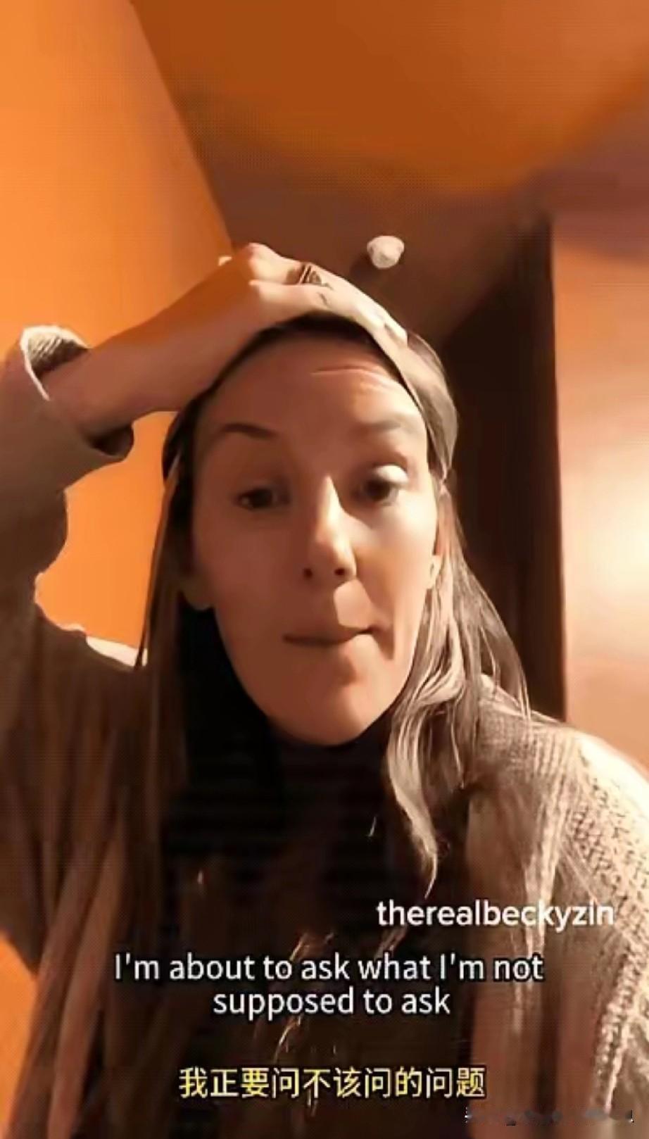 美国一位妈妈带着女儿去上数学课，没想到课堂上只教英语，女儿根本无法参与这门课，妈