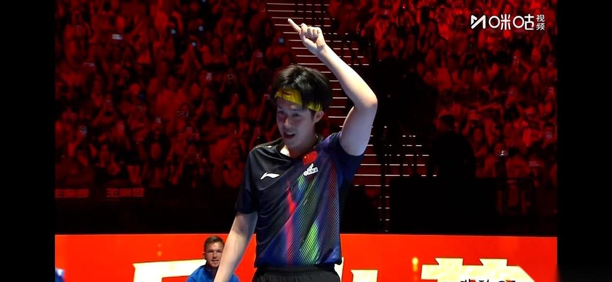 成都封训刚结束，按理说，正是体能最顶、猛虎下山的时候。结果镜头一切过来，不对劲