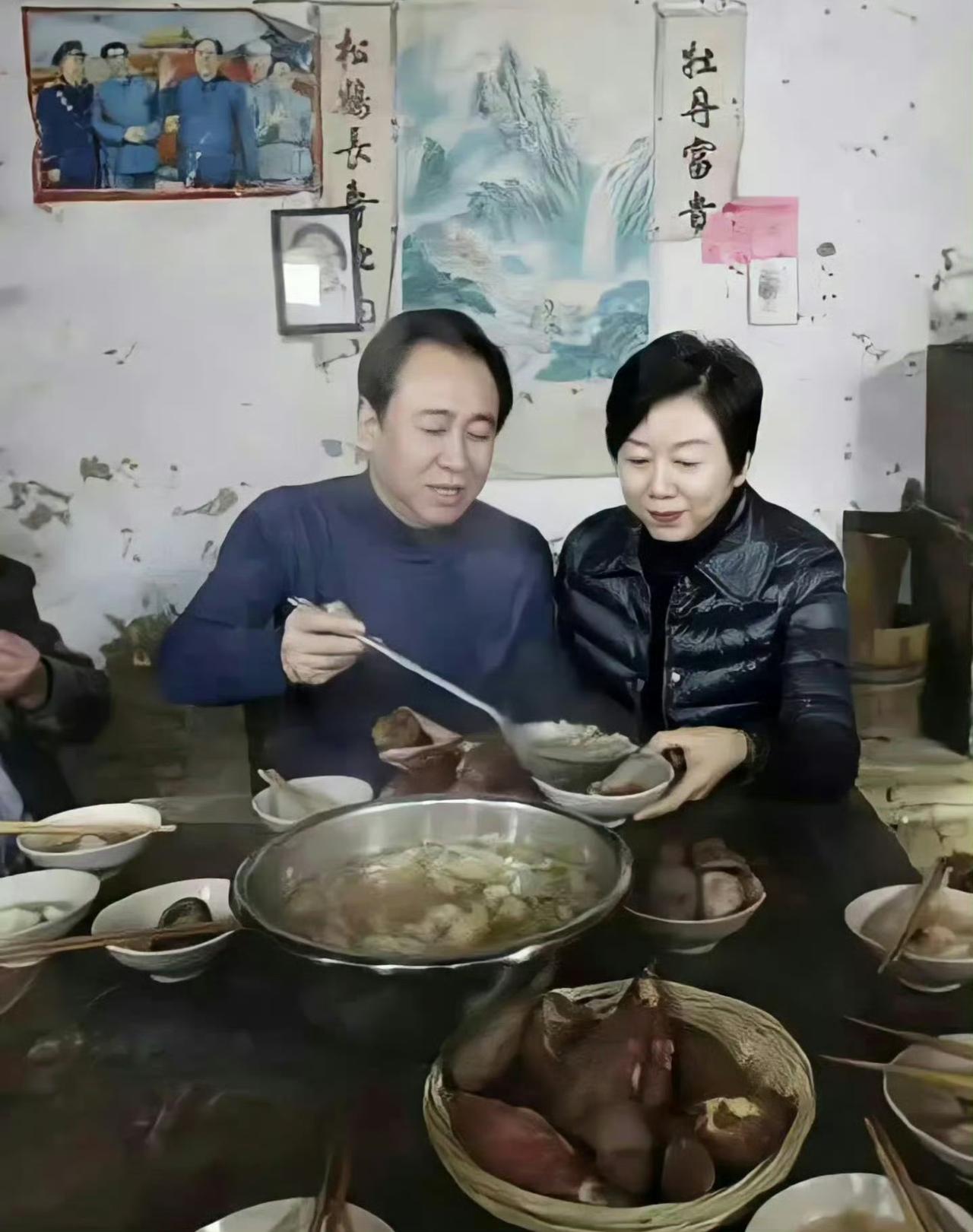 能穷能富，也曾是“恩爱夫妻”的典范。国内国外，老许铁窗泪，玉梅豪宅笑。许家印