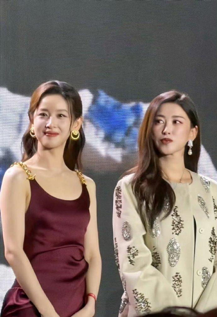 近日朱珠和章泽天一起出席活动，两位站在一起很有场面感，也很有姐妹范儿。朱珠里