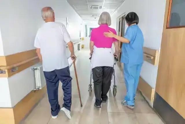 我做腰椎手术的时候，女儿给主刀医生塞了三千元红包。手术前，女儿跟我谈及给红包