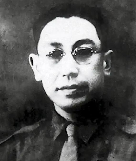 🌙1947年，蒋经国带着侍卫闯入郭汝瑰宅邸时，正撞见他独自坐在饭桌前。两碟素菜