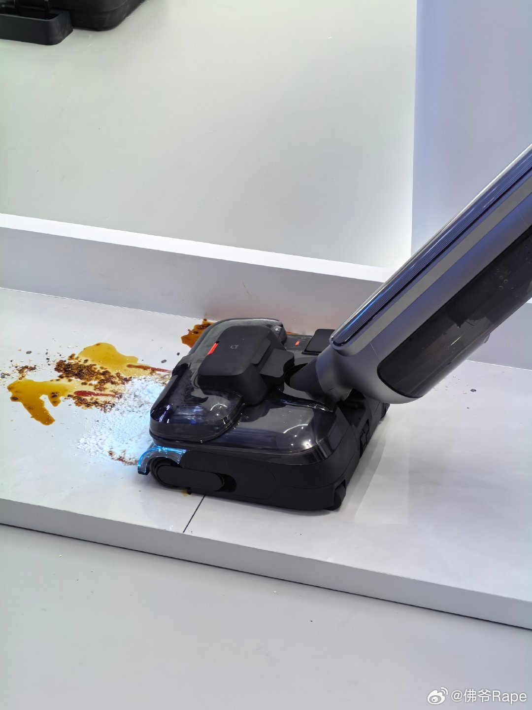 小米AWE展台，有点意思🤔谁还只把小米当手机厂？这次AWE直接杀疯了！扫拖机