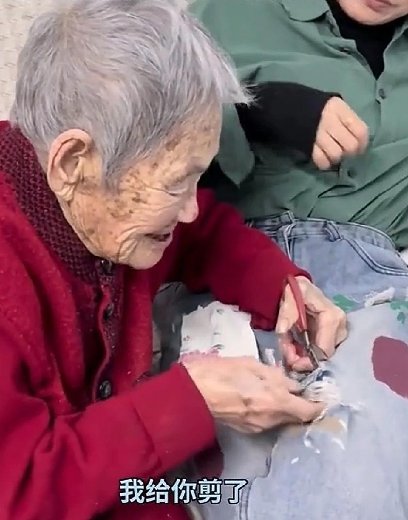 3月19日，内蒙古。孙子领着媳妇去看奶奶。慈祥的奶奶见孙媳裤子有个洞，便张罗着要