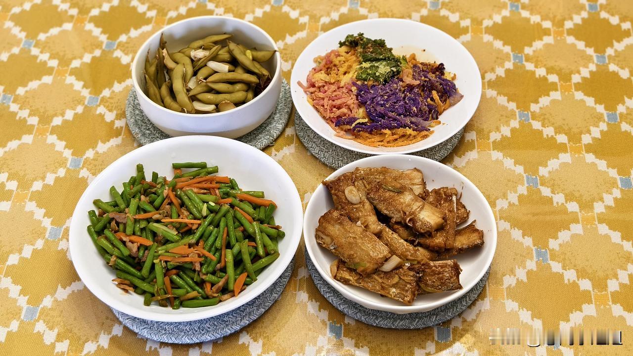 晚餐吃完了，今天休息吃的早。四个菜，主食大米饭。炒豇豆角，红烧带鱼，蒸菜，煮