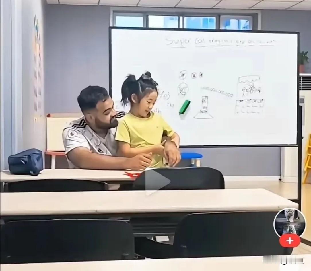 看到那个视频的时候，我真是一整个大无语。视频里，一个大老爷们外教，直接把小女