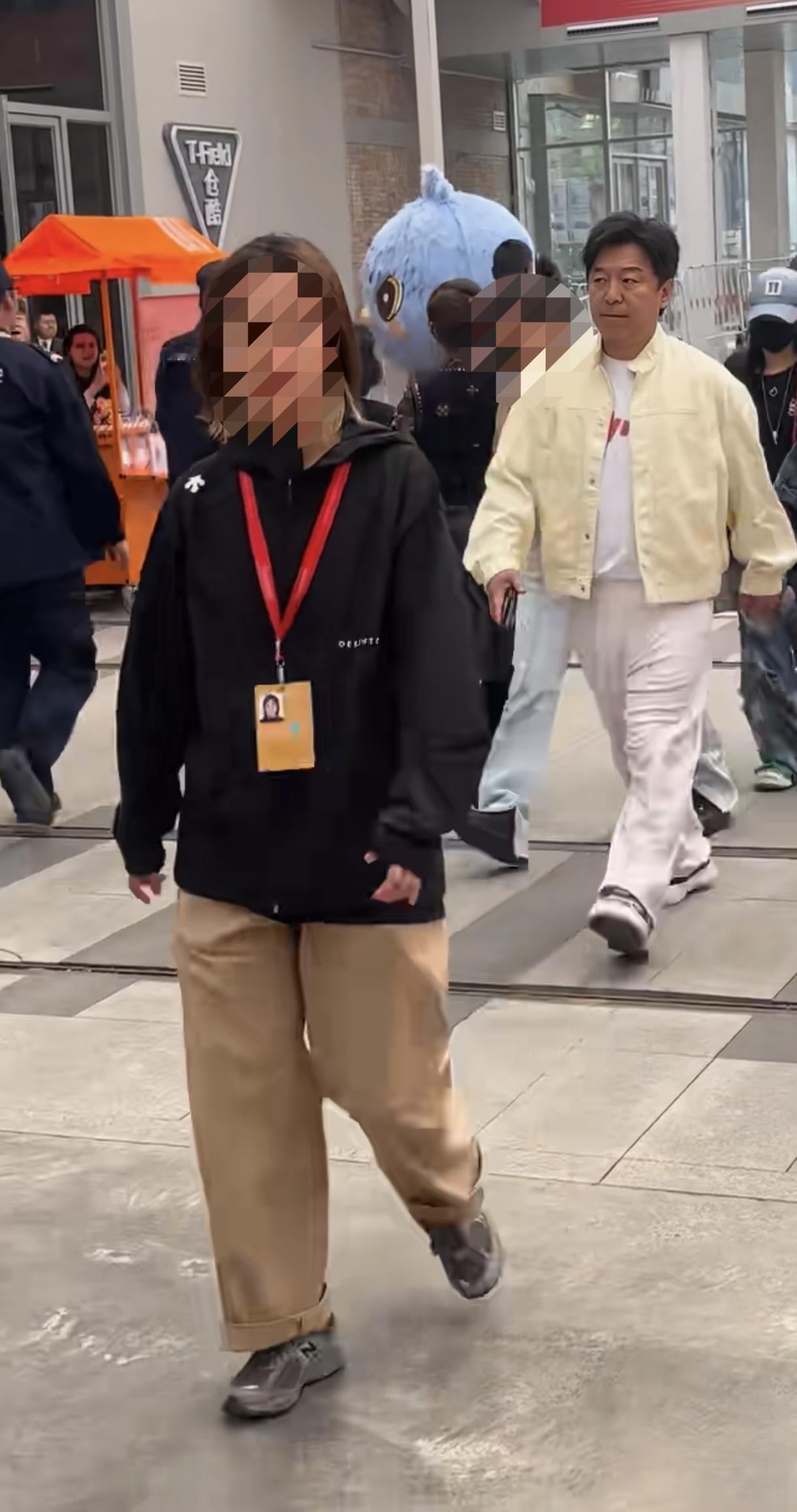 黄渤是不是胖了很多？年纪大胖了对身体不好，黄色果然显黑。渤哥这两年状态好像不太好