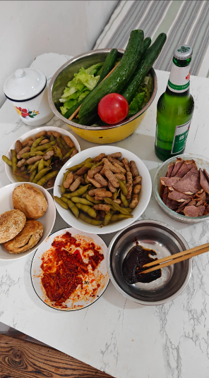 这是我俩的午饭，蔬菜蘸大酱。烧饼是院里邻居给的，正好家里还有大闺女酱的牛肉一