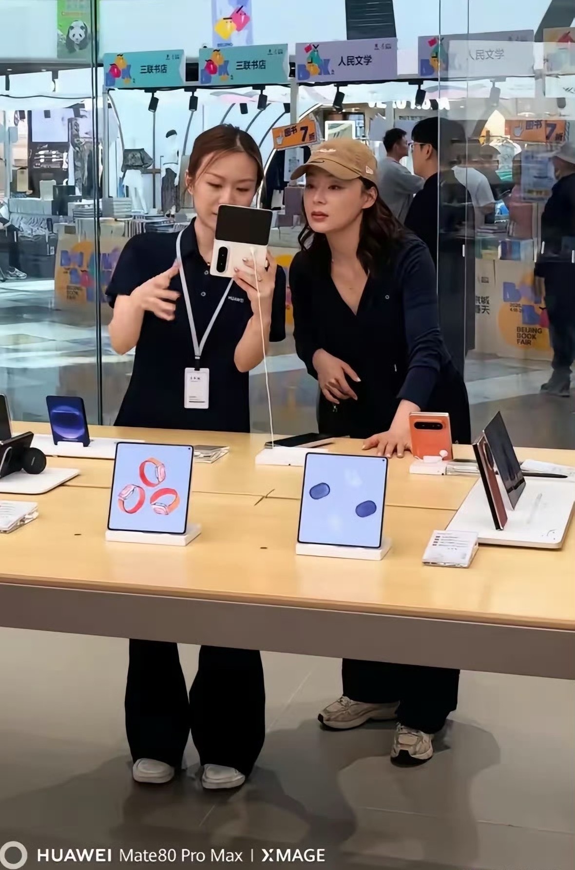 北京商场偶遇袁姗姗手机店偶遇袁姗姗袁姗姗随性现身北京商场，闲逛手机店被网友偶遇，