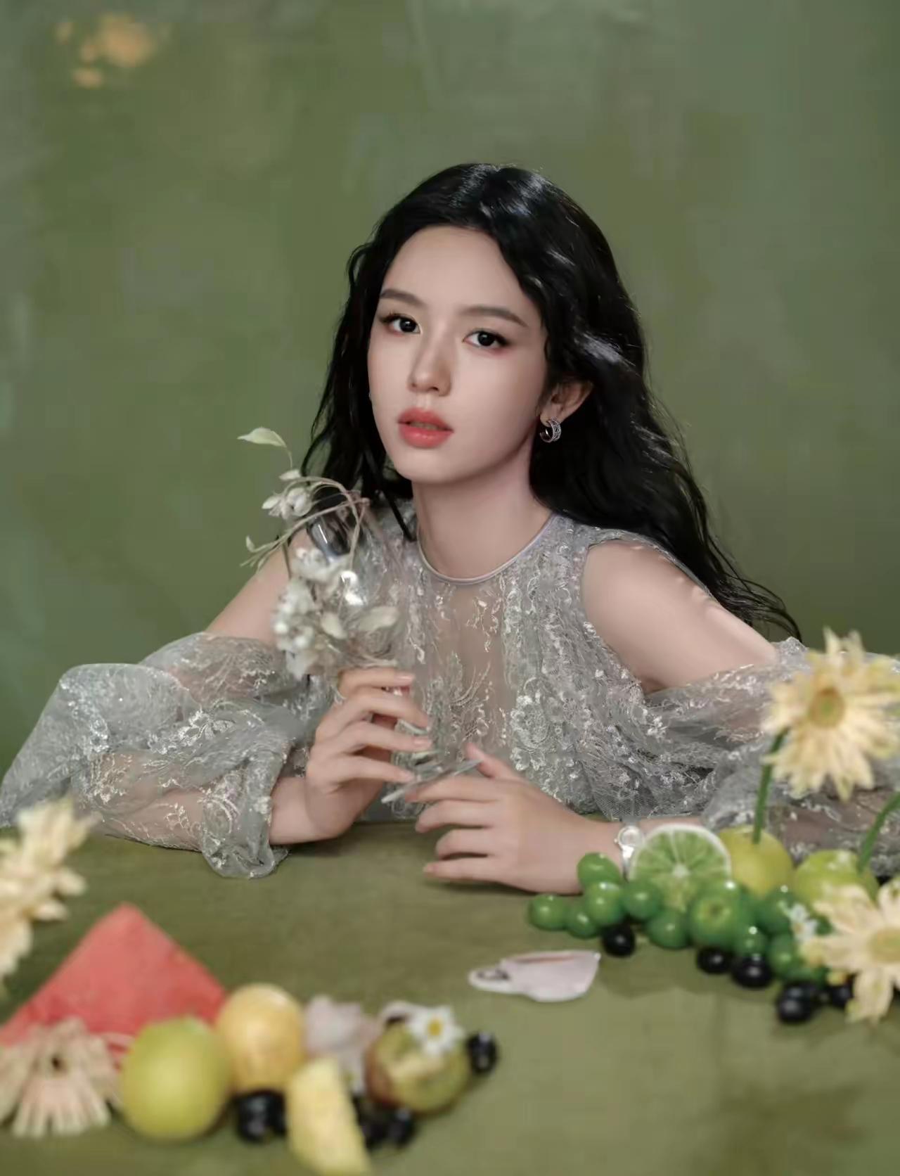 美女壁纸～银灰蕾丝晕开朦胧柔光，露肩剪裁勾勒舒展线条周也以一袭浪漫蕾丝裙出镜，